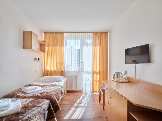 Pokoje w Ośrodku Wypoczynkowo-Rehabilitacyjnym ZDROWOTEL Łeba posiadają balkony i niezbędne wyposażenie