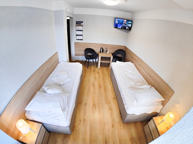 Pokoje w Hotelu Amelia Zdrój Medical & SPA w Iwoniczu-Zdroju wyposażone są w TV i czajnik elektryczny