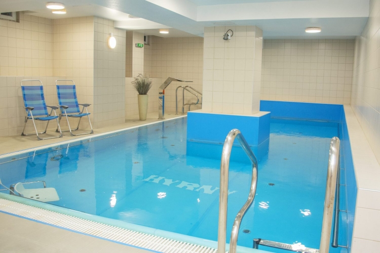 Basen to jedna z atrakcji przygotowanych dla gości Ośrodka Wypoczynkowego HYRNY w Zakopanem