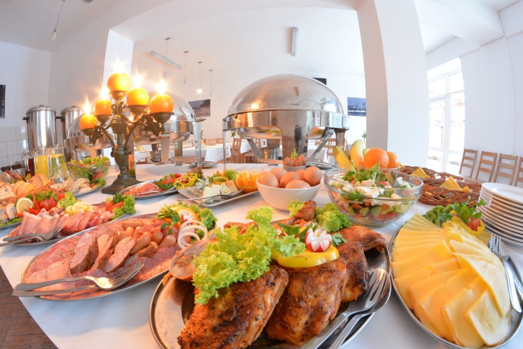 Smaczne i pożywne śniadania to jeden z atutów Ośrodka Wczasowo–Rehabilitacyjnego BARKA w Jarosławcu