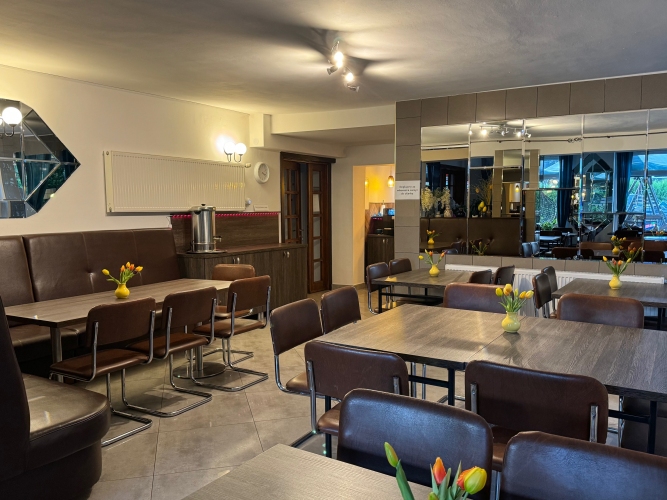 Dom Wczasowy Barbara w Karwi dysponuje przestronną stołówką