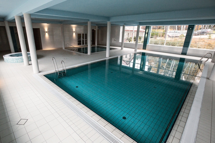 Ośrodek Rehabilitacyjny Polanika w Chrustach posiada basen, a także jacuzzi i saunę 