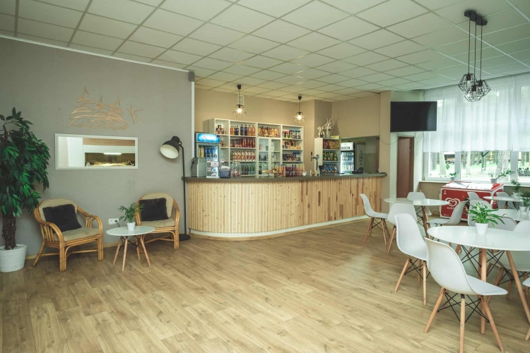 Na terenie Ośrodka Rekreacyjno–Rehabilitacyjnego „Leśny Zakątek” w Zaździerzu znajduje się kawiarnia i sklepik