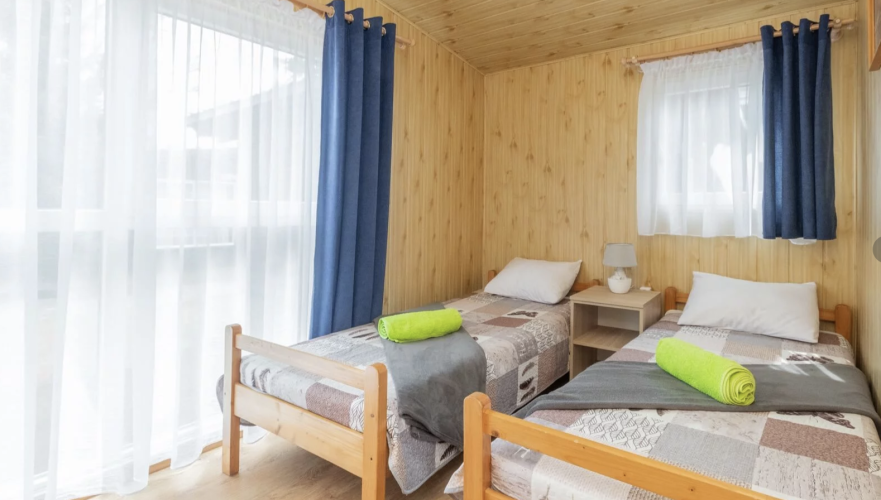 Ośrodek Rehabilitacyjno–Wypoczynkowy NEPTUN w Jantarze dysponuje domkami letniskowymi, które są wyposażone w niezbędne udogodnienia