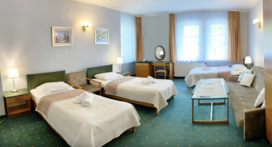 Uczestnicy turnusów z Centrum Odnowy Biologicznej NATURA w Dusznikach-Zdroju  mieszkają w komfortowych pokojach z łazienkami