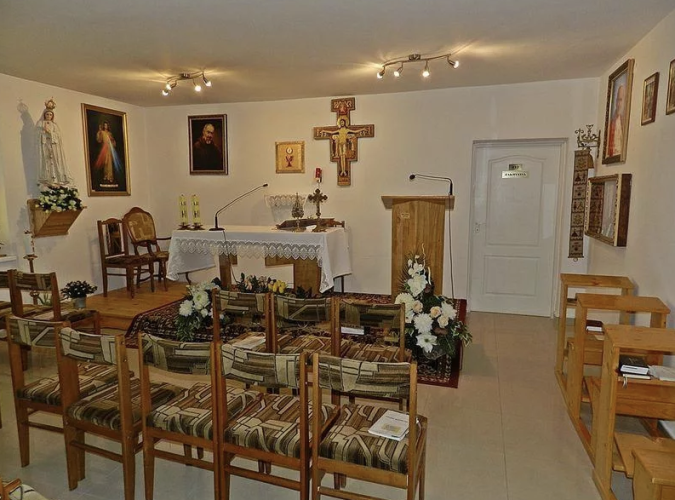 Na terenie Ośrodka Profilaktyczno-Rehabilitacyjnego im. o. Pio w Radawie znajduje się prywatna kaplica