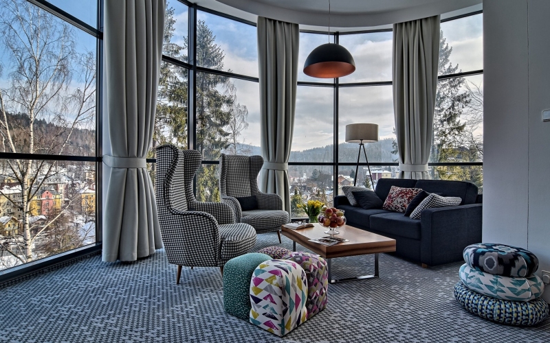 W hotelu Krynica w Krynicy-Zdroju przygotowano dla gości wygodne pokoje i apartamenty z widokiem na okolicę 