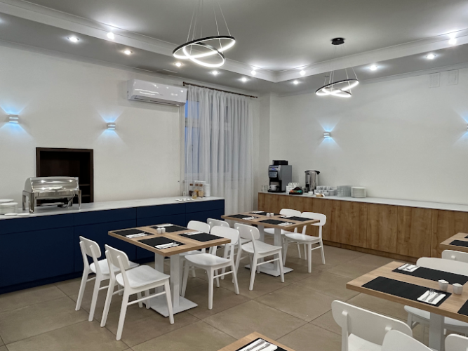 W budynku Hotelu Dom Polonii w Ostródzie mieści się przestrona sala jadalniania