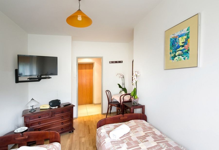 Hotel Monttis w Suchej Beskidzkiej to przede wszystkim komfortowa baza noclegowa z pokojami wyposażonymi w niezbędne udogodnienia