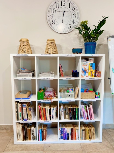 Dzienny Dom Seniora „Opieka Silesia" w Czeladzi zapewnia seniorom wiele atrakcji, w tym dostęp do biblioteczki i gier planszowych