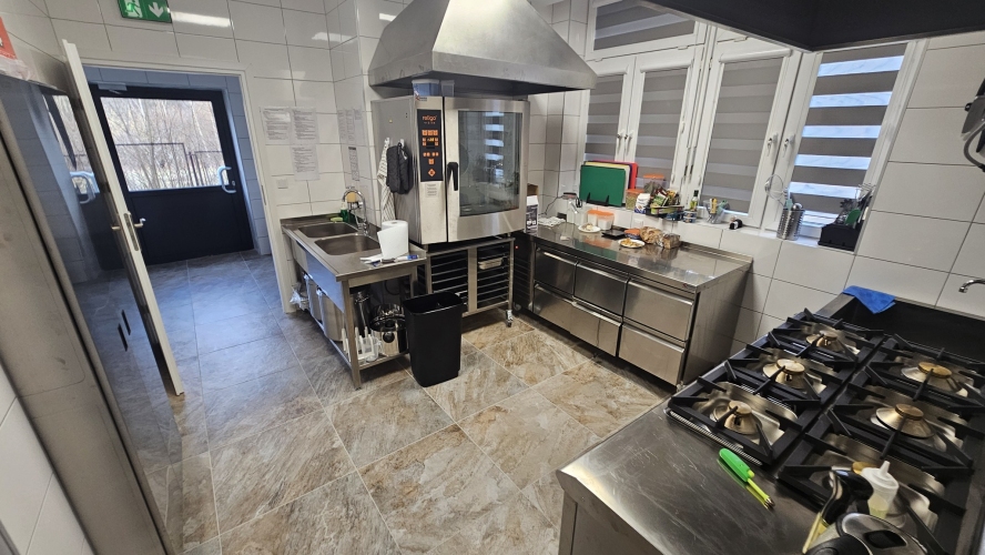 Dom Opieki Nowe Życie w Sidrze dysponuje własną kuchnią, gdzie przygotowuje się także posiłki dietetyczne