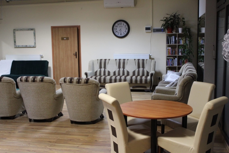 Pokój dzienny w Dziennym Domu Opieki Seniora Ludwisia we Wrocławiu