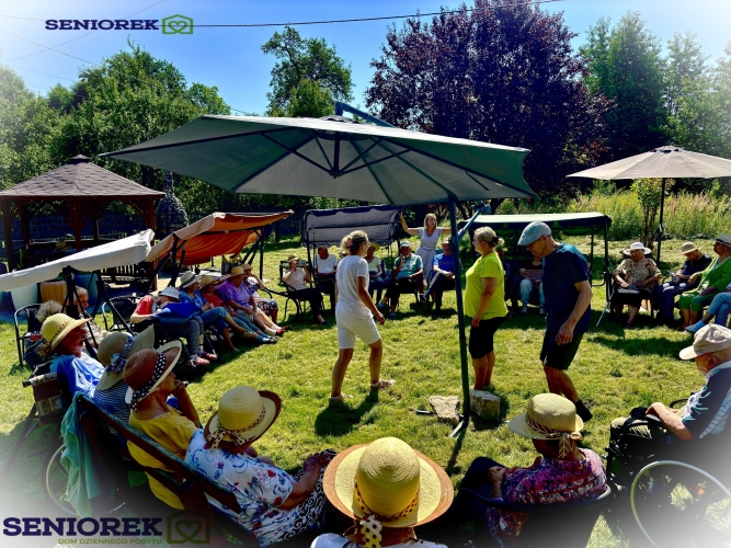Wiosną i latem podopieczni Dziennego Domu Opieki SENIOREK w Rudzie Śląskiej chętnie biorą udział w aktywnościach na świeżym powietrzu