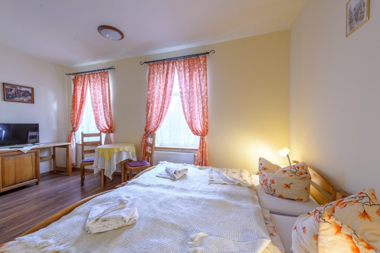 Pokoje w Hotelu Świeradów w Świeradowie-Zdroju są wyposażone w ręczniki, lodówkę, a nawet sejf