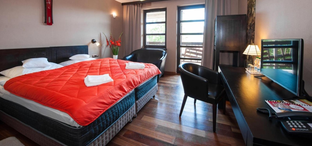 Hotel SUDETIA w Świeradowie-Zdroju dysponuje przestronnymi pokojami wyposażonymi w niezbędne sprzęty