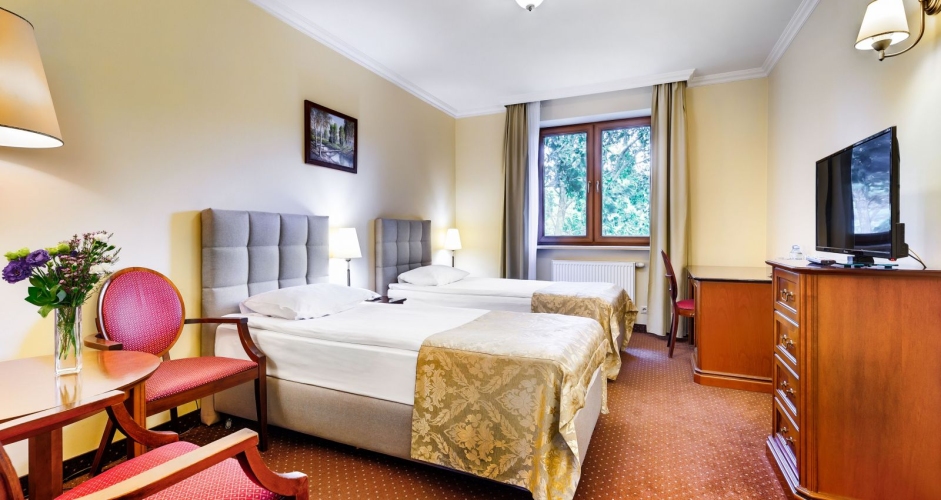 Hotel Pan Tadeusz w Serocku posiada w swojej ofercie między innymi pokoje 2-osobowe
