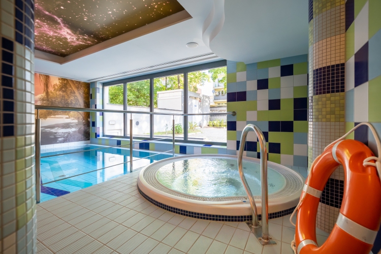 Basem z jacuzzi to największa atrakcja Ośrodka Sanatoryjno-Wypoczykowego Perła Bałtyku w Świnoujściu