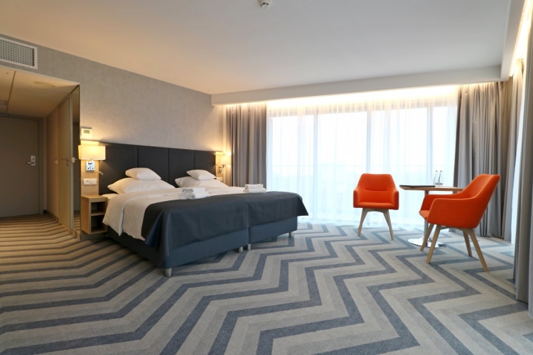 Hamilton Conference Hotel SPA & Wellness w Świnoujściu oferuje gościom noclegi w pokojach typu Deluxe i przestronnych apartamentach
