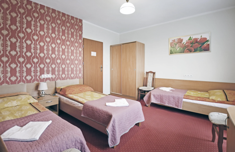 Jeden z pokoi 3-osobowych w Willi Słonecznej w Busku-Zdroju