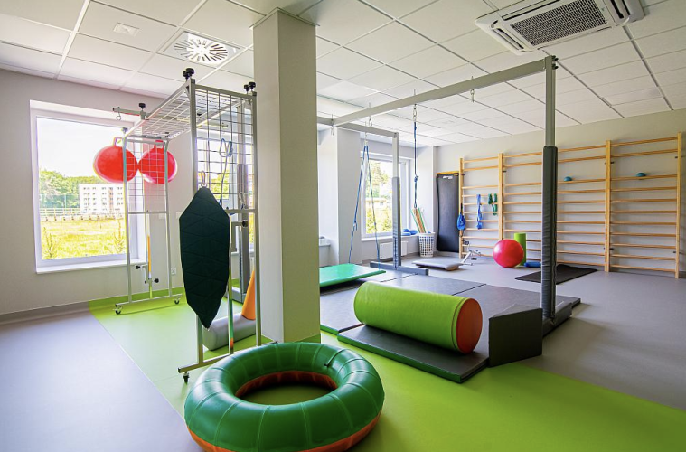 Centrum Rehabilis w Katowicach dysponuje nowoczesnym zapleczem rehabilitacyjnym, w tym salami do rehabilitacji ruchowej