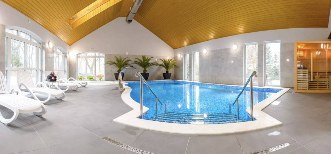 Strefa Wellnesss w Kaja Medical & SPA Center w Świeradowie-Zdroju to między innymi kryty basen solankowy