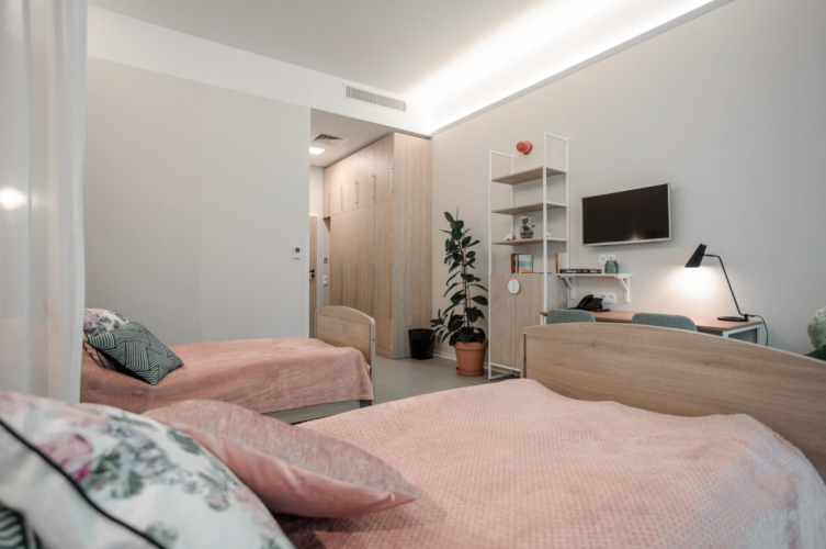 Ośrodek Rehabilitacji Neurologicznej i Ortopedycznej NEUROPORT w Poznaniu zapewnia pacjentom zakwaterowanie w pokojach 2-osobowych z prywatnymi łazienkami