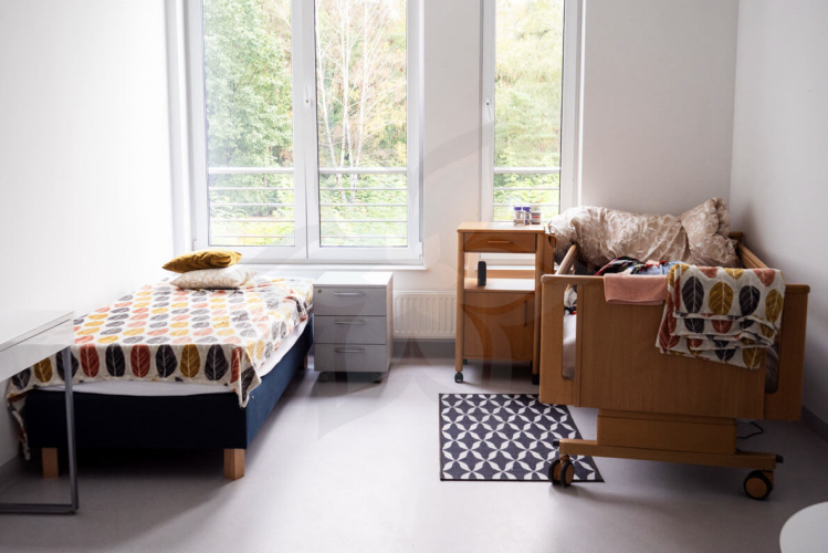 Pokoje w Domu Aktywnego Seniora BIAŁA RÓŻA w Konstancinie-Jeziornie  są jasne, przestronne i wyposażone w niezbędne udogodnienia