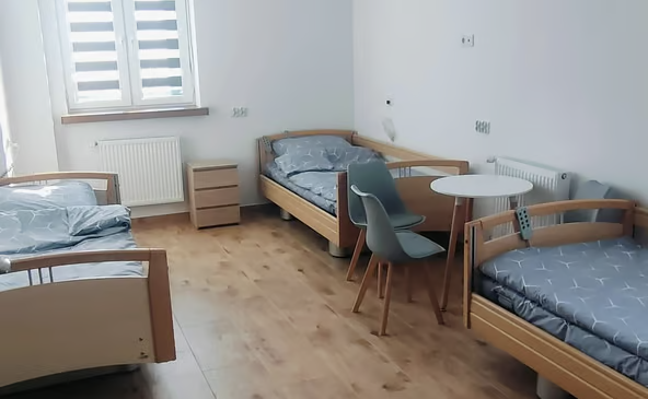 W Domu Opieki Nowe Życie w Sidrze na seniorów czekają jasne i przestronne pokoje