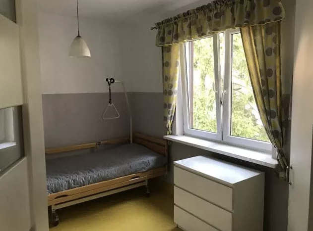 Niepubliczny Zakład Pielęgnacyjno-Opiekuńczy PROMYK w Halinowie - jeden z pokoi przygotowanych dla pensjonariuszy 