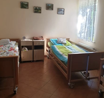 Jeden z pokoi pensjonariuszy w Pensjonacie SENIOREK w Koclinie