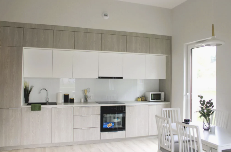 OSTOJA SENIORA Mieszkania z opieką dla osób starszych w Łodzi - aneks kuchenny w jednym z apartamentów