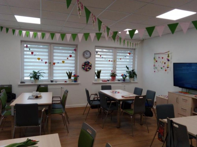 Do dyspozycji uczestników Dziennego Domu Pomocy SENIOR+ w Błotnicy jest także sala dzienna, która pełni też funkcję pracowni zajęciowej