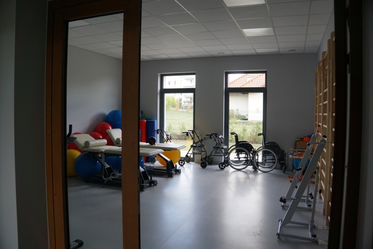 Dzienny Dom SENIOR+ w Brodnicy dysponuje salą rehabilitacyjną i niezbędnym sprzętem