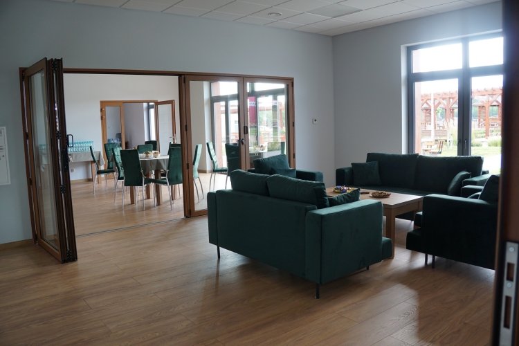 Sercem Dziennego Domu SENIOR+ w Brodnicy jest sala klubowa połączona z jadalnią