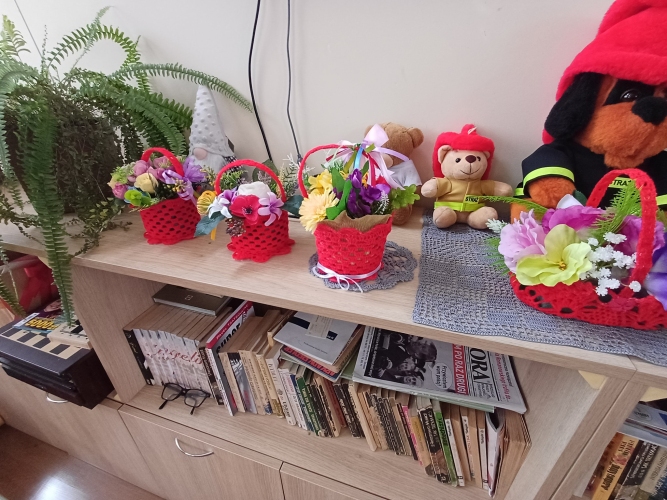 Podopieczni Dziennego Domu SENIOR+ w Kwileniu mają do dyspozycji książki, prasę oraz gry planszowe