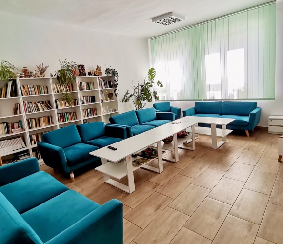 Sala klubowa z TV i biblioteczką w Dziennym Domu SENIOR+ w Tarnawie Dużej