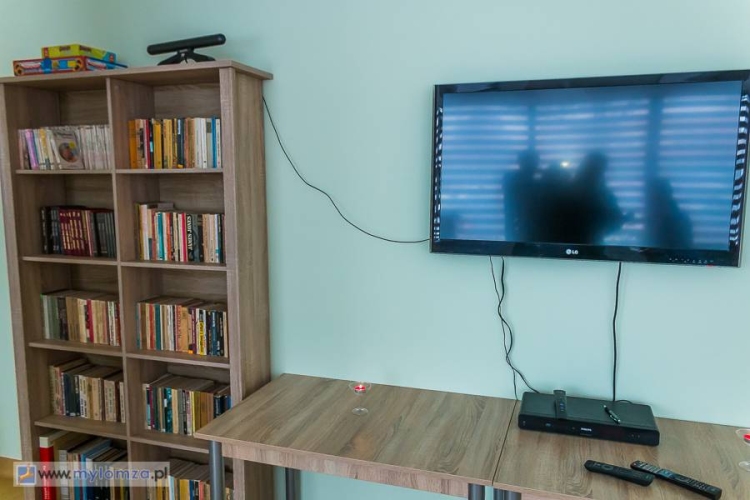 Dla seniorów przygotowano także kącik biblioteczny w Dziennym Domu SENIOR+ w Łomży