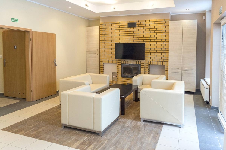 Podopieczni Dziennego Domu SENIOR+ w Bytowie mają do dyspozycji przytulny pokój dzienny