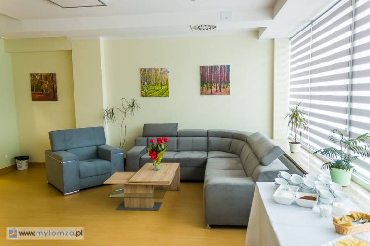 Podopieczni Dziennego Domu SENIOR+ w Łomży mają do dyspozycji przytulny kącik z miejscem do wypoczynku