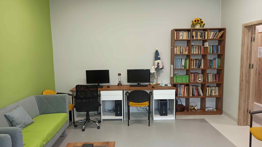 Kącik komputerowy z mini z biblioteczką w Dziennym Domu SENIOR+ w Mławie
