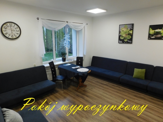 Dzienny Dom Senior+ w Dębicy dysponuje przytulnym pokojem wypoczynkowym