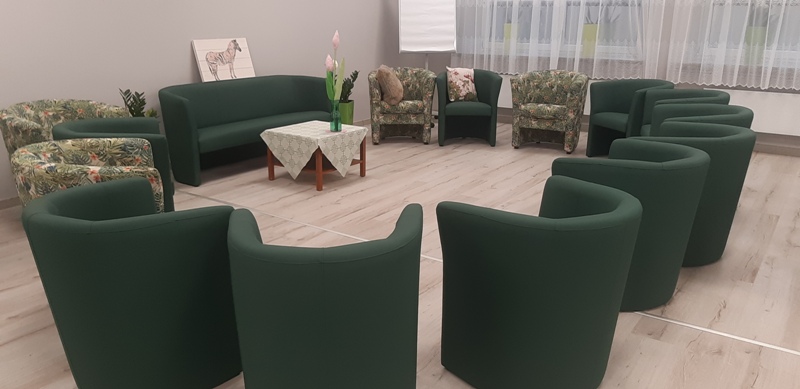 W Dziennym Domu SENIOR+ w Lublinie przygotowano dla podopiecznych przytulny  pokój dzienny, który pełni też funcje miejsca spotkań