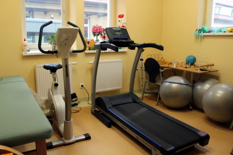 W Dziennym Domu SENIOR+ w Pleszewie seniorzy mogą ćwiczyć na bieżni lub rowerku treningowym