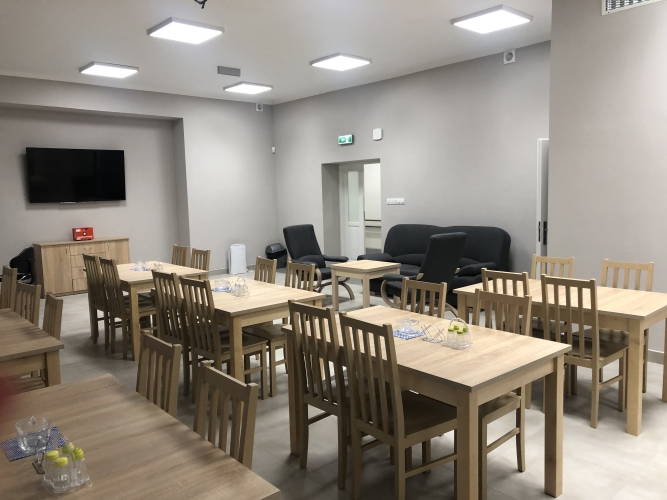 Większą część dnia podopieczni Dziennego Domu SENIOR+ w Bielsku-Białej spędzają w sali dziennej, która pełni też funkcję jadalni i sali spotkań