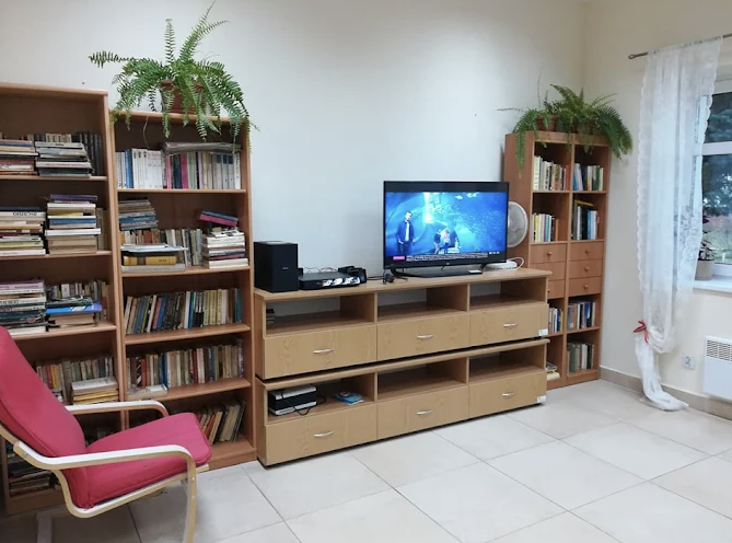 Podopieczni Dziennego Domu Senior-Wigor w Tuszynie mają do dyspozycji TV i mini biblioteczkę