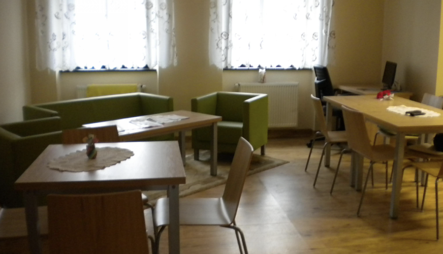 Do dyspozycji podopiecznych Dziennego Domu SENIOR+ w Wilamowicach jest sala klubowa z kącikiem komputerowym