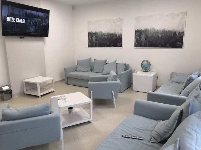 Sercem Dziennego Domu SENIOR+ w Pyskowicach jest sala dzienna z TV i wygodnymi kanapami