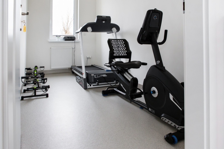 Dzienny Dom SENIOR+ w Gliwicach dysponuje profesjonalnym sprzętem do ćwiczeń