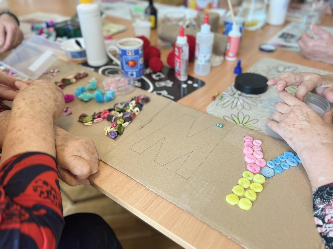 Dzienny Dom SENIOR+ w Cieszynie to miejsce, gdzie seniorzy mogą spędzać czas wspólnie i rozwijać swoje zainteresowania