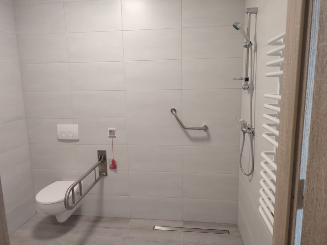 Dom Seniora REMEDIUM w Borkowicach to miejsce przystosowane dla potrzeb osób niepełnosprawnych